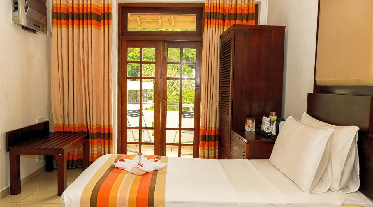 Oak Ray Serene Garden Hotel Kandy Exteriör bild